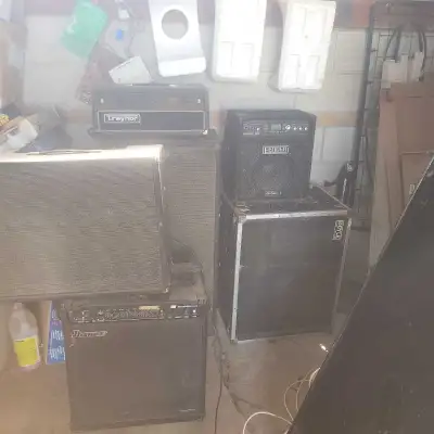 Fender amplifier trainer , amplifier doyle speaker box And another big speaker box in the back proba...
