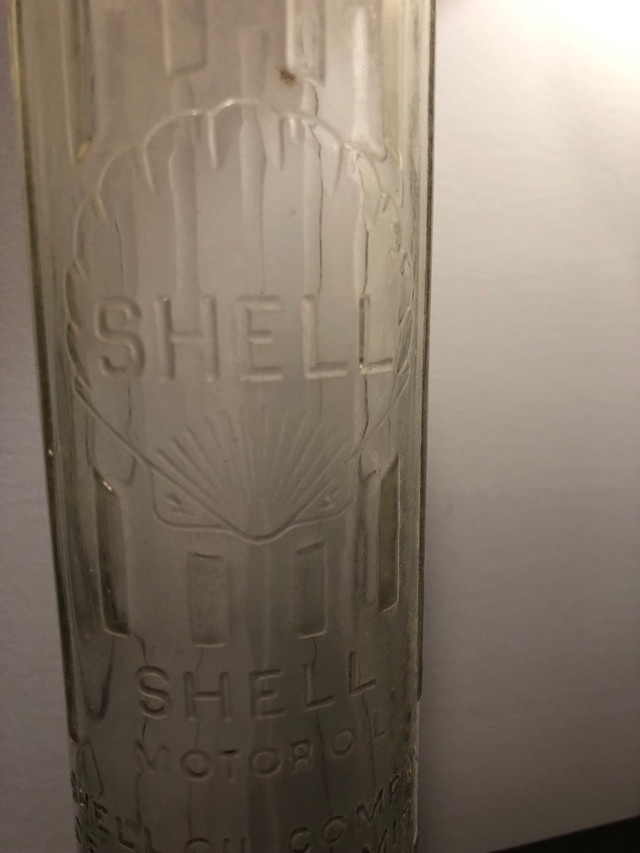 Vintage Shell Motor Oil bottle in Arts & Collectibles in Belleville - Image 2