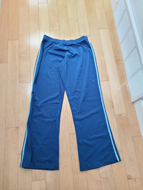 Roots Active Pants & Yoga Pants - Size XL in Women's - Bottoms in Calgary - Image 3