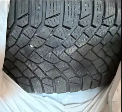 4 roues pour Polestar 2. Jantes noires RTX 05 en très bonne condition . Pneus Continental 245/45/R19...