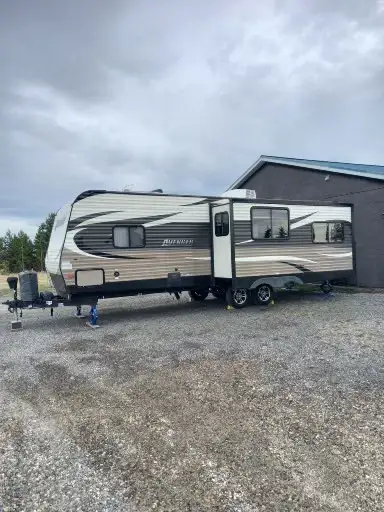 Beautiful travel trailer for sale! 27' Avenger bumper pull complete with 1 slide out, 2 full propane...