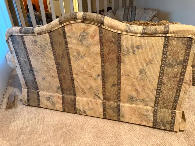Quality 2-Seater Loveseat – Excellent Condition in Couches & Futons in Saskatoon - Image 5