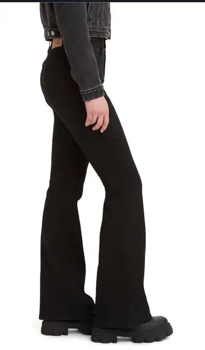 Levi’s Ribcage Bootcut jeans in size 23—super high-rise with a sleek hip-hugging fit and flared leg...