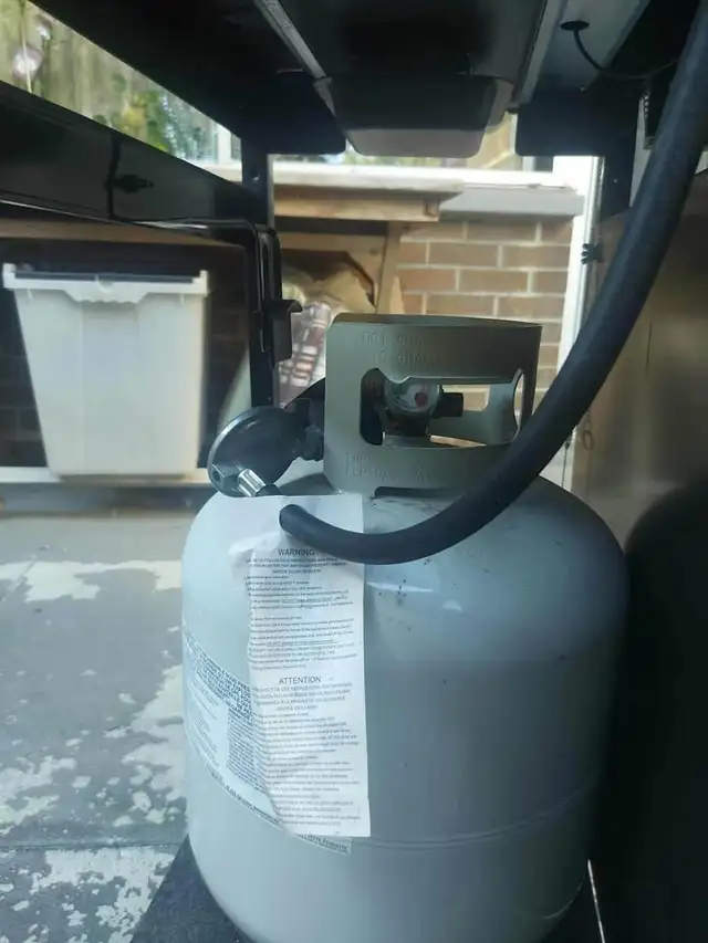 Sterling Porter 3-Burner BBQ + Propane in BBQs & Outdoor Cooking in City of Toronto - Image 6