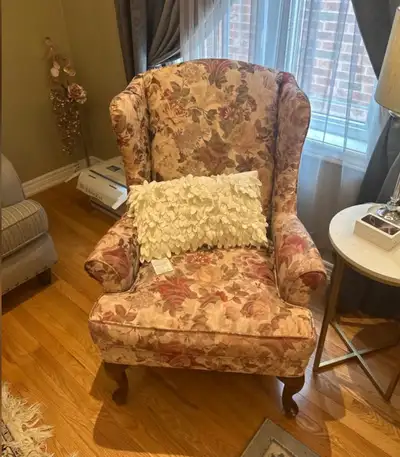 Vintage Floral Accent Chair – Like New! ✨ Condition: Like New Smoke-free | Pet-free | Very clean Rea...