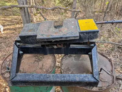 Hijacker 5th wheel hitch. As is, can deliver within reason, delivery price negotiable.