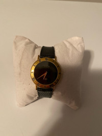1987 ladies mid size Gucci watch