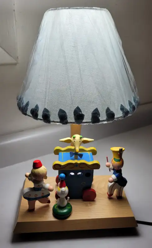 Vintage Wood Circus Figures Wind-up Musical Nursery Lamp in Arts & Collectibles in Oshawa / Durham Region - Image 3