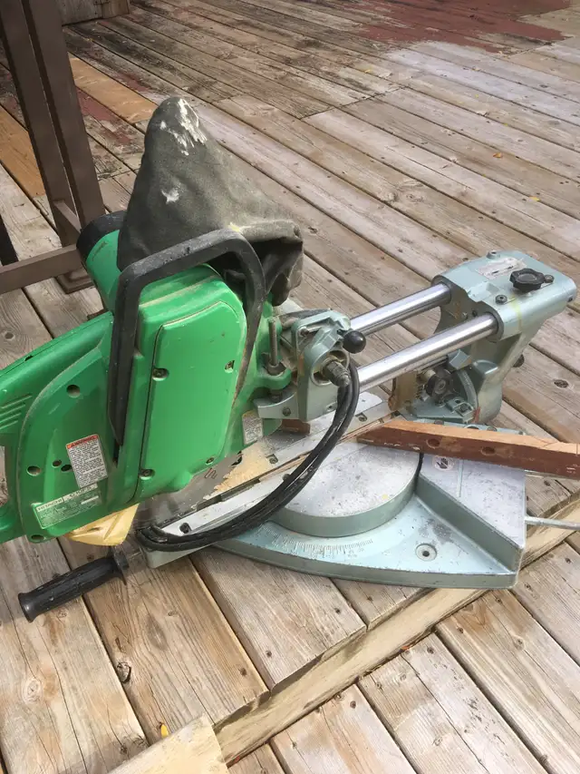 HITACHI 10 INCH SLIDING MITER SAW in Power Tools in Oakville / Halton Region - Image 4