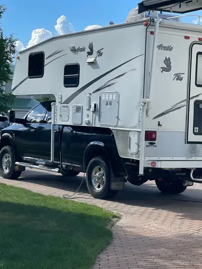 CAMPING SEASON 2004 Arctic Fox Camper with Slide 8 Foot Box Solar panels, 2-30lb Propane tanks, stor...
