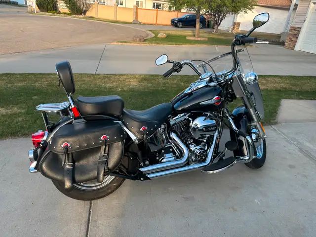 2017 Heritage Classic Soft Tail in Street, Cruisers & Choppers in Edmonton - Image 4