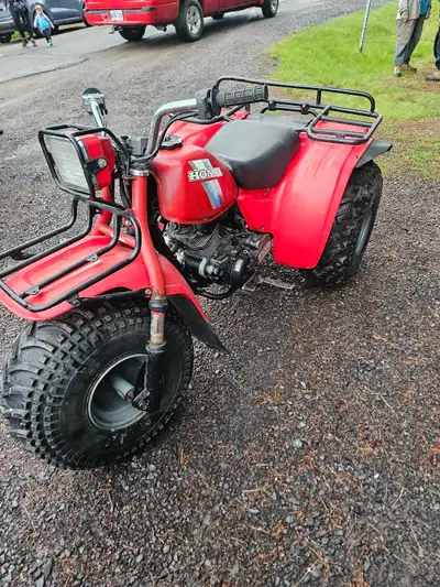 Je vends mon Honda 1984 ATC 200es , reculon .j ai pas les enregistrement .il a besoin d un bon tune...