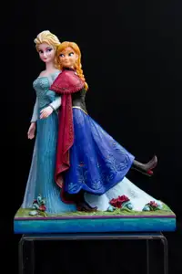 Disney Elsa and Anna statue - Frozen