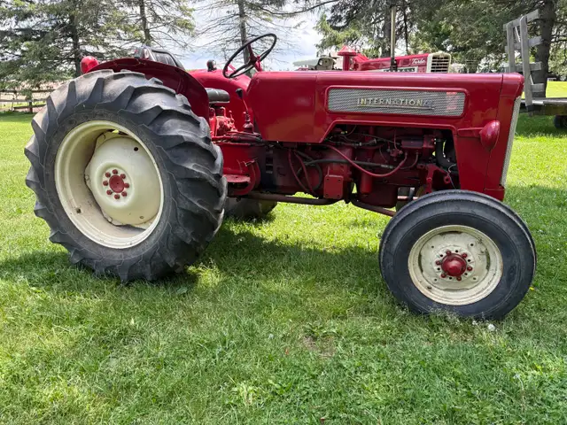International B414 tractor in Farming Equipment in Hamilton - Image 4
