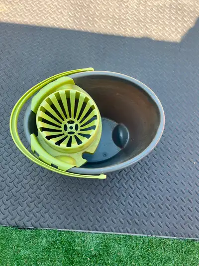 FRANK Bucket with Wringer - 12L Has a green handle. Great for any cleaning task.