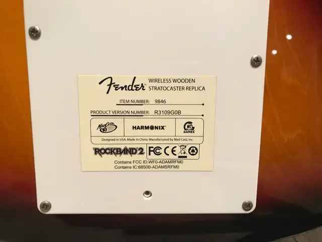 MadCatz Rockband 2 Xbox 360 Wireless Fender Stratocaster Wooden in XBOX 360 in Longueuil / South Shore - Image 7