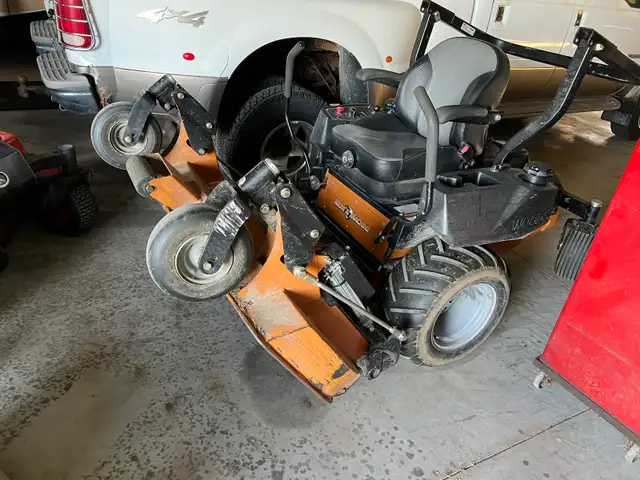 zero turn lawnmower in Lawnmowers & Leaf Blowers in London - Image 10