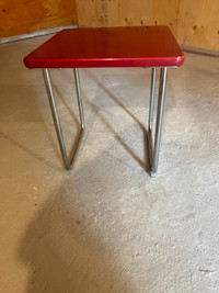 Petite table rouge