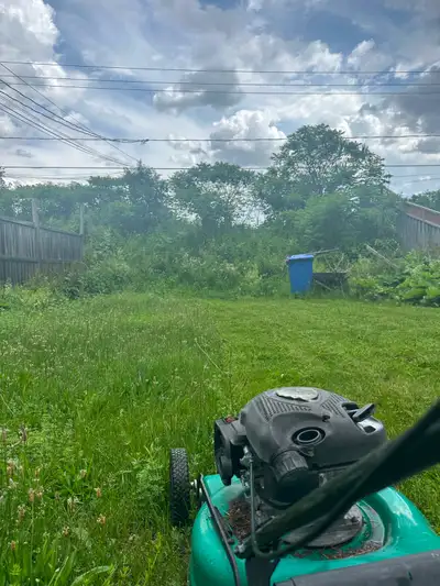 Lawnmowing / Tondeuse à la pelouse (AYLMER - PLATEAU), View more