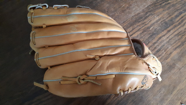 Baseball glove in Baseball & Softball in Muskoka - Image 2