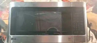 This is an LG microwave with a 1000W power output and EasyClean interior for effortless clean-up. Th...