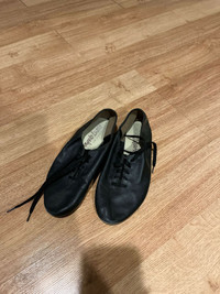 Size 2 jazz shoes. 