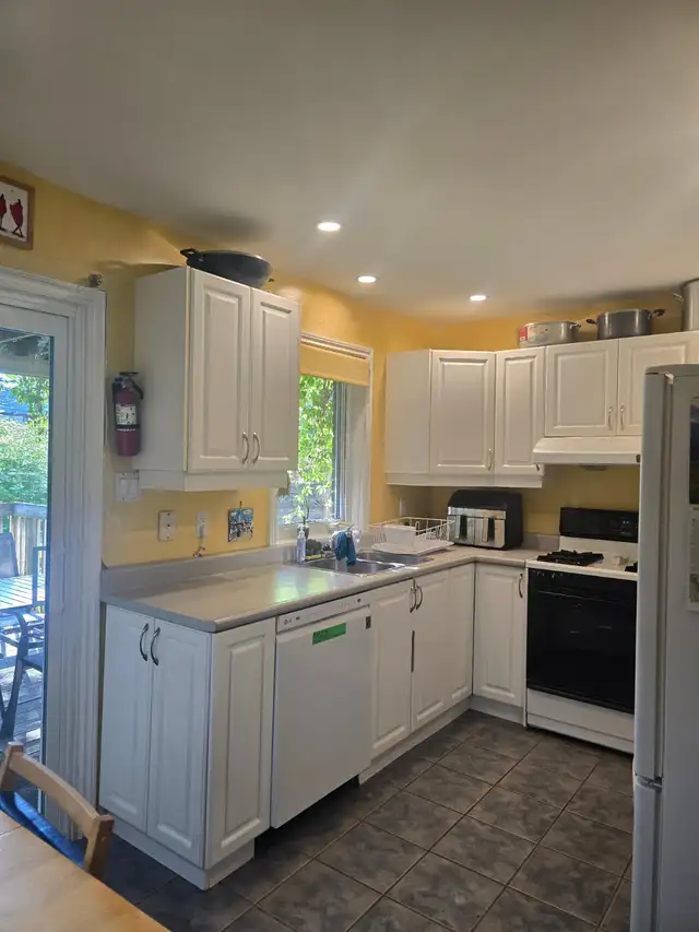 Private Furnished Room & Bath – Quiet Bayview/Eglinton Home in Room Rentals & Roommates in City of Toronto - Image 8