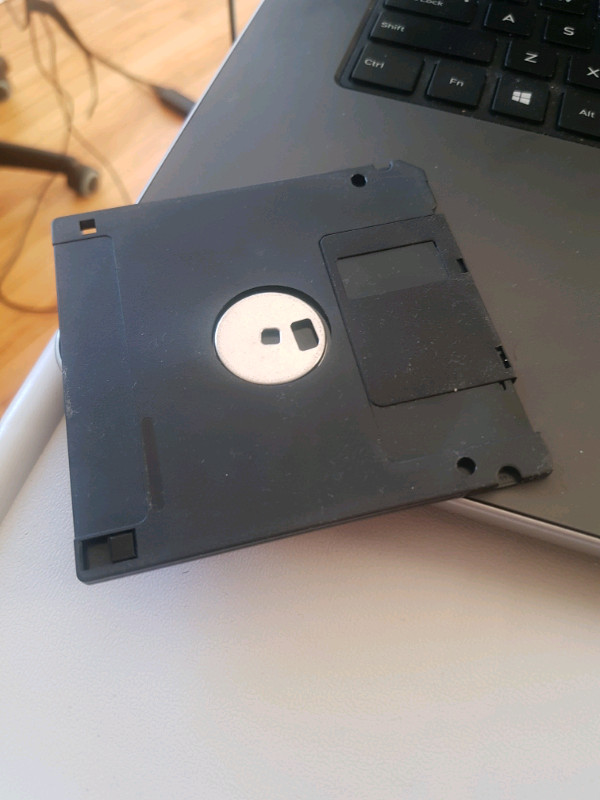 Unité de stockage Floppy disque vintage  dans Cartes-mémoires et clés USB  à Ville de Montréal - Image 3