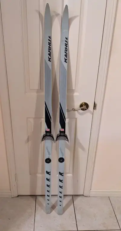 Serious buyers, please reply with your contact #. The price is firm. 120 cm KARHU Cross Country Skis...