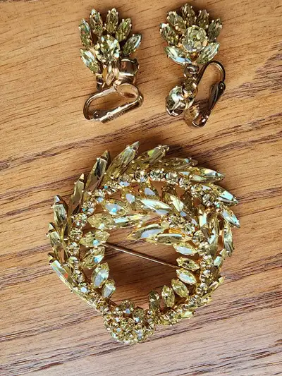 These are vintage Sherman earrings with matching broach. The set is in good condition, and the stone...