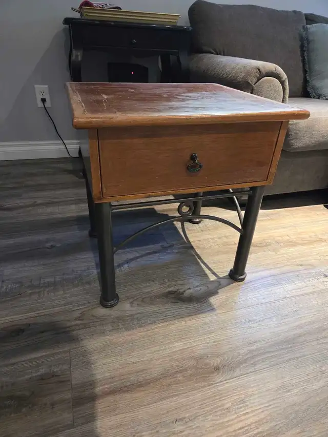 side table in Other Tables in Belleville - Image 2