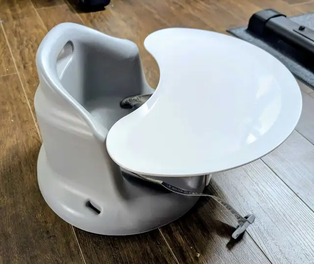 Upseat with Tray in Feeding & High Chairs in Mississauga / Peel Region - Image 2