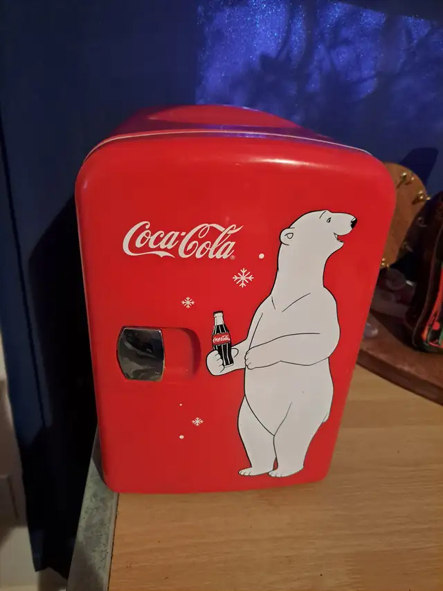 COCA-COLA COLLECTIBLES,  2 MINI FRIDGES, AND  COOKIE JAR in Arts & Collectibles in Moose Jaw - Image 7