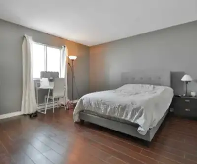 Grande Chambre privée dans un très beau 4 et demi meublé .grand Salon ,tous les electros sont dispo...