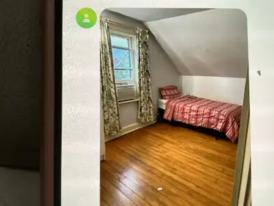 Nice room, 4 blocks from Holland College, on bus route. Heat, light, wi-fi & laundry facilities. Sha...