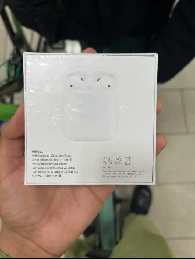 airpods apple in Headphones in Mississauga / Peel Region - Image 3