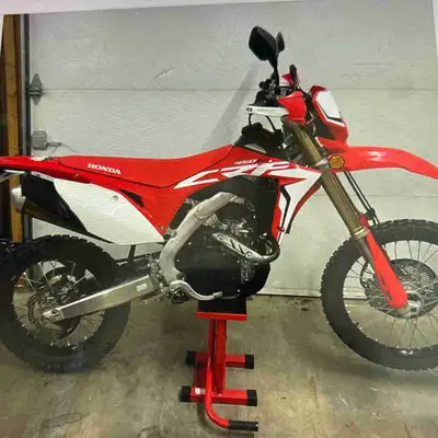 Je vends ma Moto Honda CRF 450 L 2019, une machine exceptionnelle avec seulement 1853 km au compteur...