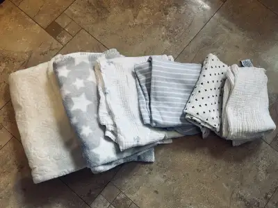 Lot Couvertures de bébé / baby blankets bundle, View more