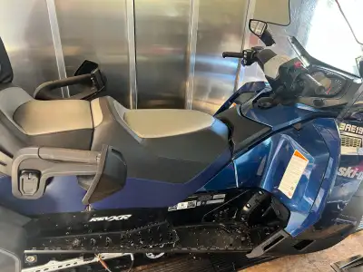 Great touring sled with the SE package in great condition. Heated seats and grips for driver and pas...