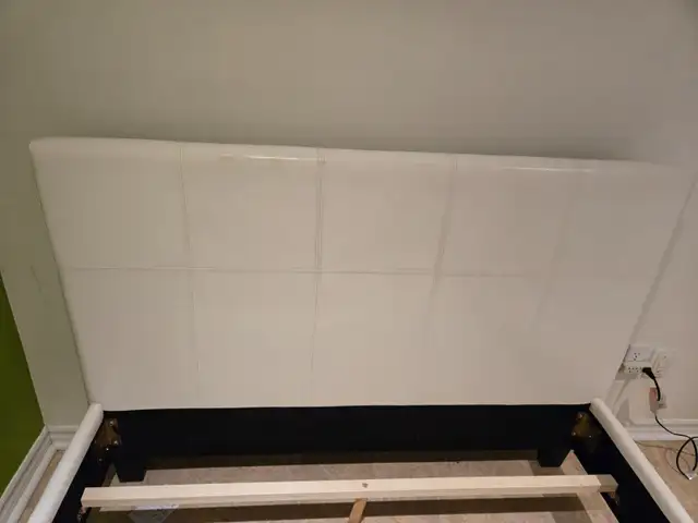 Base de lit . in Beds & Mattresses in City of Montréal - Image 2