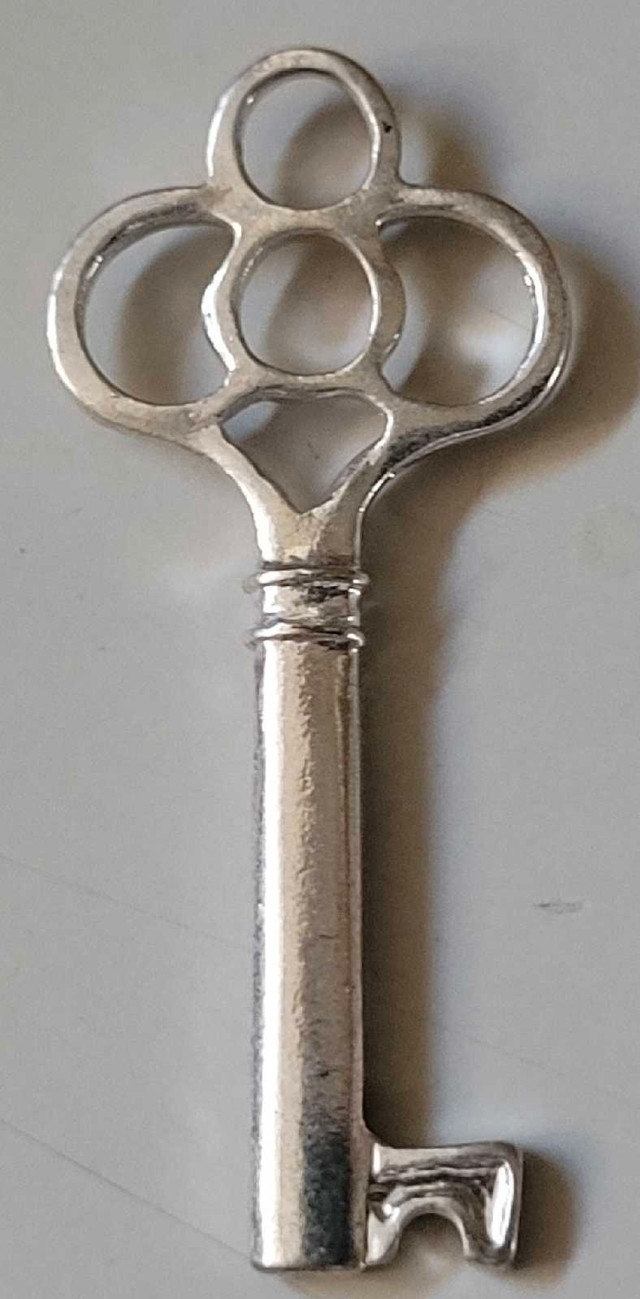 Silver Tone Skeleton Key Pendant  in Jewellery & Watches in Oshawa / Durham Region - Image 2