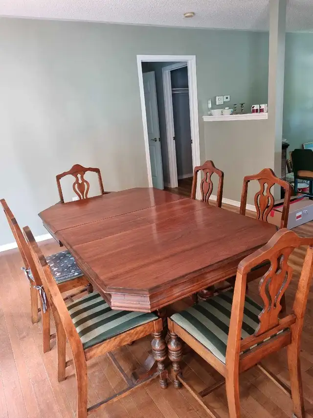 Antique Solid Wood Dining Table w/6 chairs in Dining Tables & Sets in Muskoka - Image 3