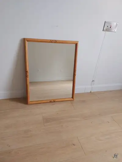 Miroir contour de bois
