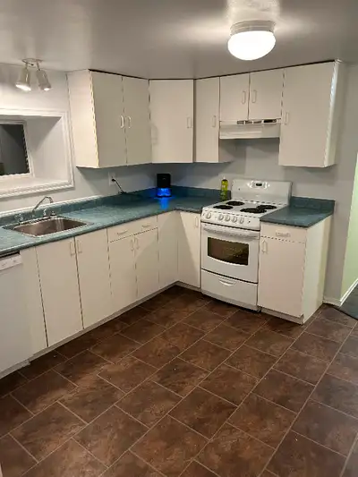 June 1st 2 Bedroom Basement suite Utilities Included Victoria .5 min walk Oak Bay. Steps from Cafes,...