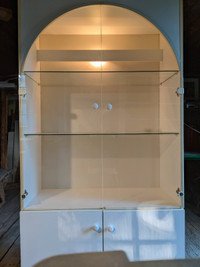 Armoire vitrée avec lumière intérieure