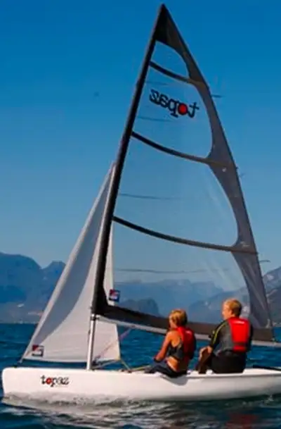 En parfaite condition Remorque pour la mise à l'eau et housse de protection incluses Club de voiles...