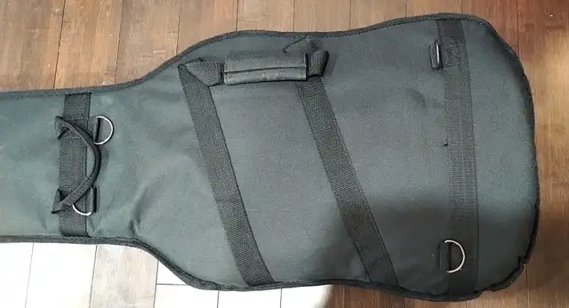 Godin Etui Dur Guitares Electriques : Hard case for elec guitars in Guitars in Laval / North Shore - Image 10