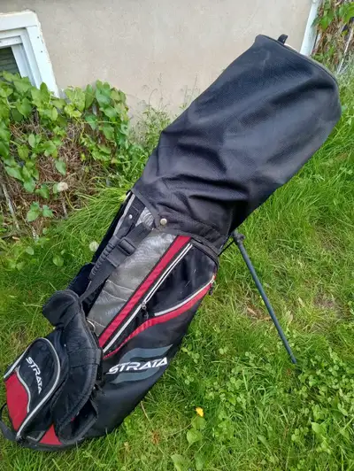 Sac de golf Strata. Utilisé 4 fois seulement. En parfaite condition. Bâtons gaucher. Je ne suis pas...