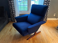 Mid century modern Space Age lounge chair with Teak sled legs 