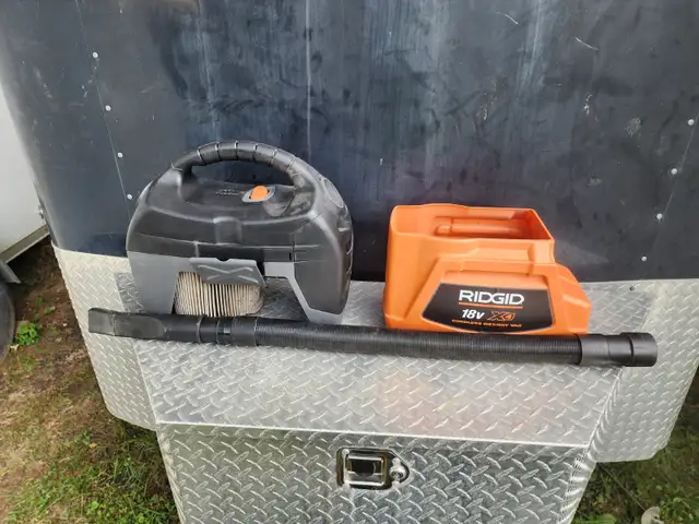 RIDGID 11L (3 Gal.) 18-Volt Cordless Wet/Dry Shop Vacuum W Extra in Power Tools in Windsor Region - Image 8